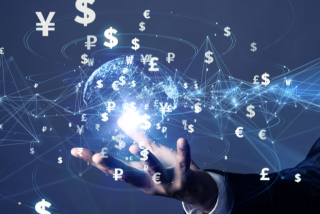 Mão estendida sob um globo digital cercado por símbolos de moedas internacionais, representando operações cambiais como contrato a termo, swap e opções.