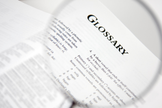 Página de um dicionário aberta na seção de glossário, com foco na palavra ‘Glossary’ impressa em destaque.