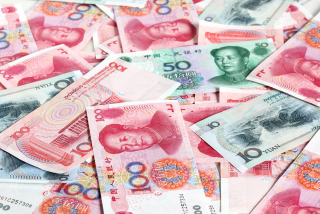 Notas de diferentes valores da moeda chinesa, o yuan, espalhadas sobre uma superfície, exibindo retratos e detalhes coloridosNotas de diferentes valores da moeda chinesa, o yuan, espalhadas sobre uma superfície, exibindo retratos e detalhes coloridos